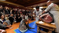 Tak hanya sekedar makan. Para kontestan Miss Internasional melihat langsung koki mempersiapkan ikan tuna sebagai sajian mereka. Foto: Pasar Tsukiji. (Dok. AFP)