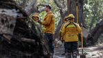 Foto: Kerja Keras Petugas Bersihkan Sisa-sisa Longsor California