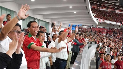 Tangan ke Atas, Begini Gaya Jokowi Rayakan Gol Indonesia vs Islandia