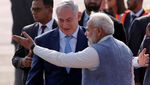 Foto: Pelukan PM India untuk Netanyahu di New Delhi