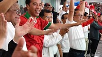 Foto: Laga itu dihelat di Stadoin Gelora Bung Karno, Jakarta, Minggu (14/1/2018). Jokowi berdiri bersama Wakil Presiden Jusuf Kalla dan sejumlah pejabat yang hadir di sampingnya. (Foto: Laily Rachev - Biro Pers Setpres)