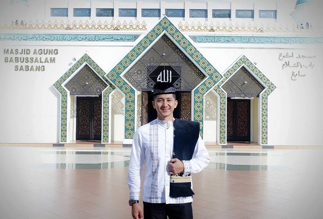 Berpose di depan masjid mengenakan baju koko dan peci, senyum Dhuha nampak menentramkan hati. Foto: Instagram