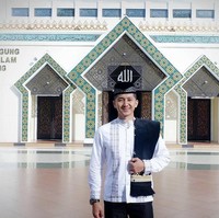 Berpose di depan masjid mengenakan baju koko dan peci, senyum Dhuha nampak menentramkan hati. Foto: Instagram