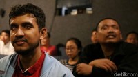 Sejumlah penyandang tunanetra saat menikmati film karya anak bangsa di Paviliun 28, Jalan Petogokan, Jakarta Selatan, Minggu (14/1/2018).