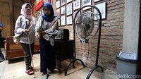 Kalangan tunanetra tidak beruntung dari segi penglihatan, sehingga mereka tidak dapat menikmati sinematografi adegan film.