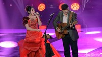 Iwan Fals juga tampil sendiri sebelumnya. Foto: Via Vallen dan Iwan Fals (Noel/detikHOT)