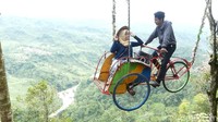  Anak muda kekinian, pasti suka kalau main ke Banjarnegara. Di sana ada spot berfoto baru yang sedang ngehits, yaitu mengayuh becak di ketinggian seperti di atas awan. Kamu bisa mencobanya bersama pasangan. (Uje Hartono/detikTravel)