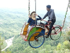 Sensasi Mengayuh Becak di Atas Awan, Berani Coba Tidak?