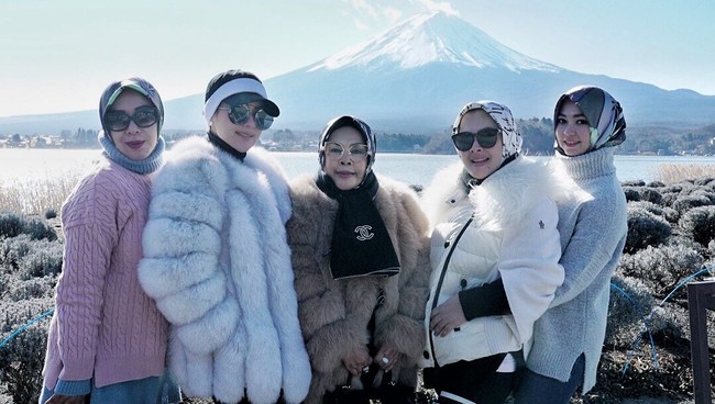 Syahrini berlibur di Jepang bersama keluarga besarnya setelah sebelumnya dia menghabiskan liburan akhir tahun di berbagai negara. Mulai dari Swiss, London, hingga Los Angeles disambanginya sejak akhir 2017 hingga awal 2018 ini. Foto: Instagram