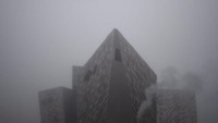 Gedung Titanic di Belfast pun ikut tertutup kabut tebal. Beruntung kondisi ini tidak berlangsung lama. (Clodagh Kilcoyne/Reuters)