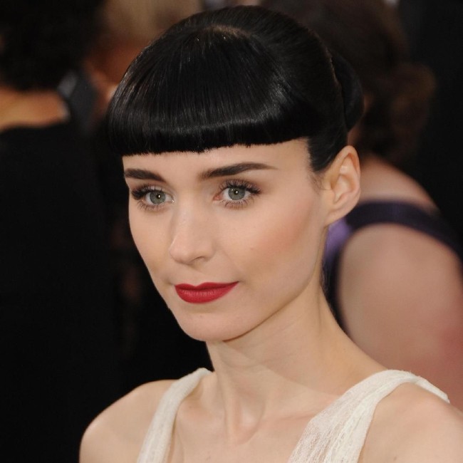 Sebelumnya aktris Rooney Mara juga terkenal dengan poni bayinya. Potongan poni ala Rooney Mara ini sering juga disebut sebagai micro bangs. Foto: Dok. Getty Images