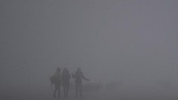 Kabut tebal ini bertahan hingga Kamis (11/1) lalu. Meskisesaat, tetapi kondisi ini cukup menyulitkan warga setempat. (Clodagh Kilcoyne/Reuters)