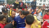 Turut hadir Wakil Gubernur DKI Jakarta Sandiaga Uno. Kehadirannya membuat warga yang lagi olahraga jadi gagal fokus minta foto bersama. (Foto: Firdaus/detikHealth)
