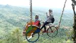 Foto: Mengayuh Becak di Atas Awan