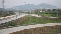 Tol Soreang-Pasir Koja menghubungkan Kabupaten Bandung dan Kota Bandung. Tol ini memilik rute sepanjang 10,57 kilometer. Kecantikan tol ini terlihat dari pegunungan di sekitarnya. Dok. PU.