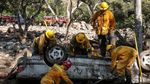 Foto: Kerja Keras Petugas Bersihkan Sisa-sisa Longsor California