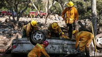 Petugas terus berusaha membersihkan puing sisa-sisa bencana (Foto: Dok. REUTERS/ Kyle Grillot)