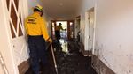 Foto: Kerja Keras Petugas Bersihkan Sisa-sisa Longsor California