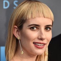 Emma Roberts juga mengikuti jejak Emma Watson. Datang ke Critics Choice Awards, Emma Roberts tampil dengan pono bayi yang potongannya super pendek. Foto: Dok. Getty Images