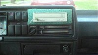 Bukan hanya potongan kayu yang bisa diselipkan pada radio unit di mobil, busa seperti berikut juga bisa menyelipkan radio. Foto: Reddit