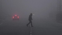 Kabut tebal ini melanda Belfast pada Rabu (10/1). Traveler yang akan menyeberang jalan, harus hati-hati karena jarak pandang maksimal di bawah 97 meter. (Clodagh Kilcoyne/Reuters)