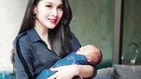 Ini dia salah satu senyum bahagia Sandra Dewi sebagai orangtua. Foto: Sandra Dewi (Instagram)