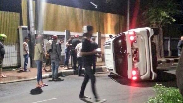 Mobil Fortuner Terguling di Menteng Jakpus