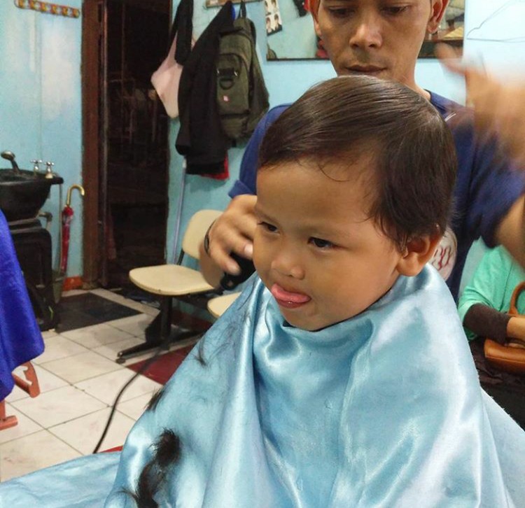 Berbagai Ekspresi si Kecil Saat Potong  Rambut 