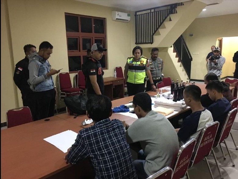 Pesta Gay di Cianjur, Pelaku Berkenalan Melalui Aplikasi LGBT Pesta Gay di Cianjur, Pelaku Berkenalan Melalui Aplikasi LGBT
