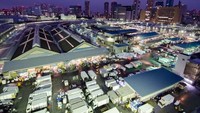 Pasar dalam yang luas adalah pasar grosir berlisensi dan pasar luar yang lebih kecil adalah campuran dari toko grosir dan eceran yang menjual barang belanjaan dan barang dapur ke konsumen dan restoran. Foto: Pasar Tsukiji. (Dok. Everintransit)