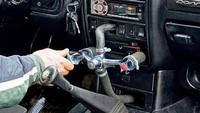Peralatan dapur juga bisa digunakan untuk menggantikan fungsi obeng seperti yang dilakukan pemilik mobil satu ini. Ia menggunakan keran yang dimodifikasi sedemikian rupa agar mirip dengan obeng. Foto: Reddit