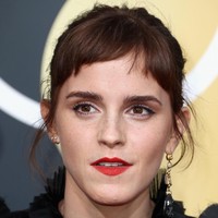 Hadir di Golden Globes 2018, Emma Watson tampil segar dengan potongan poni baru. Baby bangs atau potongan poni seperti bayi tampaknya akan jadi tren rambut 2018. Foto: Dok. Getty Images