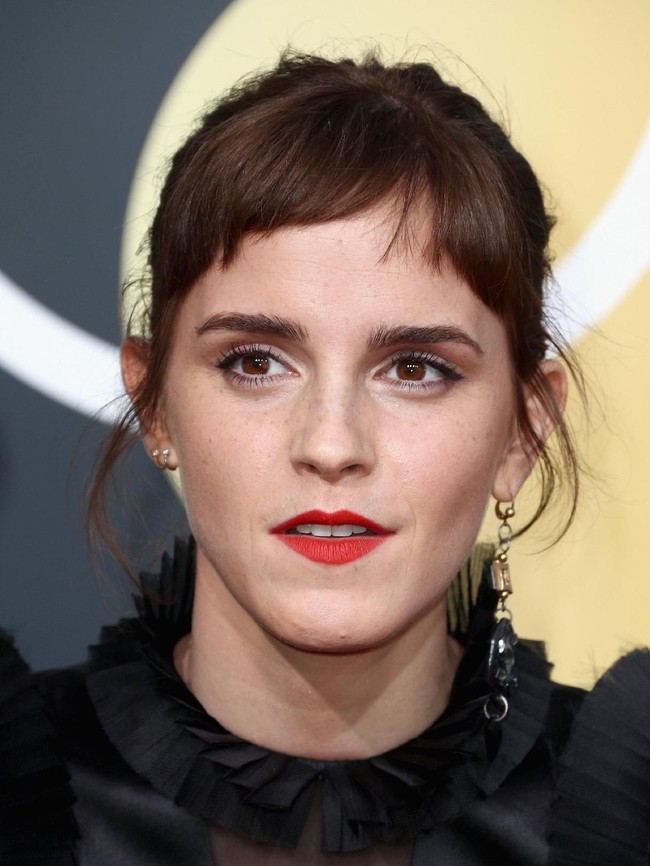 Hadir di Golden Globes 2018, Emma Watson tampil segar dengan potongan poni baru. Baby bangs atau potongan poni seperti bayi tampaknya akan jadi tren rambut 2018. Foto: Dok. Getty Images