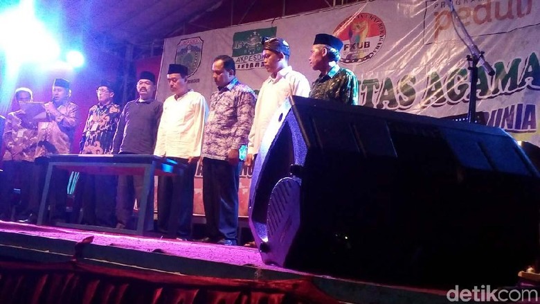 Doa Lintas Iman, Warga Jepara Berharap 2018 Tak Ada Isu Perpecahan Doa Lintas Iman, Warga Jepara Berharap 2018 Tak Ada Isu Perpecahan