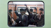 Begini suasana warga Korea Utara yang sedang menumpang di dalam kereat bawah tanah. Istimewa/Elaine Li/CNN.