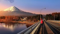 Baiknya mengunjungi Danau Kawaguchiko pada pertengahan bulan April atau di awal November. Saat itulah bunga-bunga Sakura menghiasi pinggiran danaunya (Thinkstock)