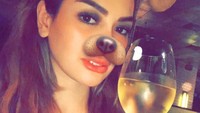 Ternyata Niki juga penggemar wine lho. Ini buktinya. Berpose menggunakan efek kekinian, Niki tampak menikmati segelas white wine di tangannya. Foto: Instagram @nikitamirzanimawardi_17