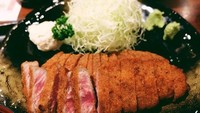 Presenter kocak ini doyan hidangan Jepang. Terlihat saat ia mengunggah foto beef katsu dengan tulisan bye bye gyu katsu  di laman instagramnya. Ini jadi tanda kalau Fitrop memulai dietnya.  Foto: Instagram Fitri Tropica