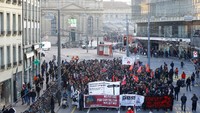 Massa anti-kapitalis menggelar long march di Bern, Swiss, pada Sabtu (14/1). (Foto: Dok. REUTERS/Arnd Wiegmann)