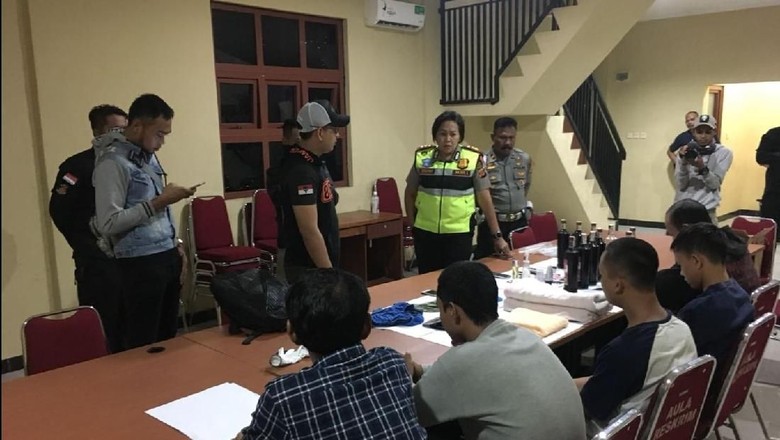 Polisi Gerebek Pesta Seks Sesama Jenis di Sebuah Villa Cianjur Polisi Gerebek Pesta Seks Sesama Jenis di Sebuah Villa Cianjur