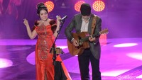 Ini kali pertama musisi senior tersebut membawakan lagu dangdut. Foto: Via Vallen dan Iwan Fals (Noel/detikHOT)