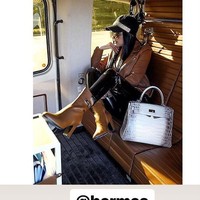 Inilah gaya manja Syahrini saat naik helikopter Hermes. Helikopter dari brand Eurocopter itu merupakan hasil kolaborasi dengan brand Hermes. Helikopter yang harganya mencapai US$ 10 juta atau sekitar Rp 134 miliar itu sudah dihiasi interior kulit khas Hermes. Foto: Instagram