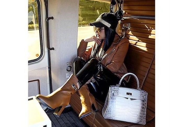 Inilah gaya manja Syahrini saat naik helikopter Hermes. Helikopter dari brand Eurocopter itu merupakan hasil kolaborasi dengan brand Hermes. Helikopter yang harganya mencapai US$ 10 juta atau sekitar Rp 134 miliar itu sudah dihiasi interior kulit khas Hermes. Foto: Instagram