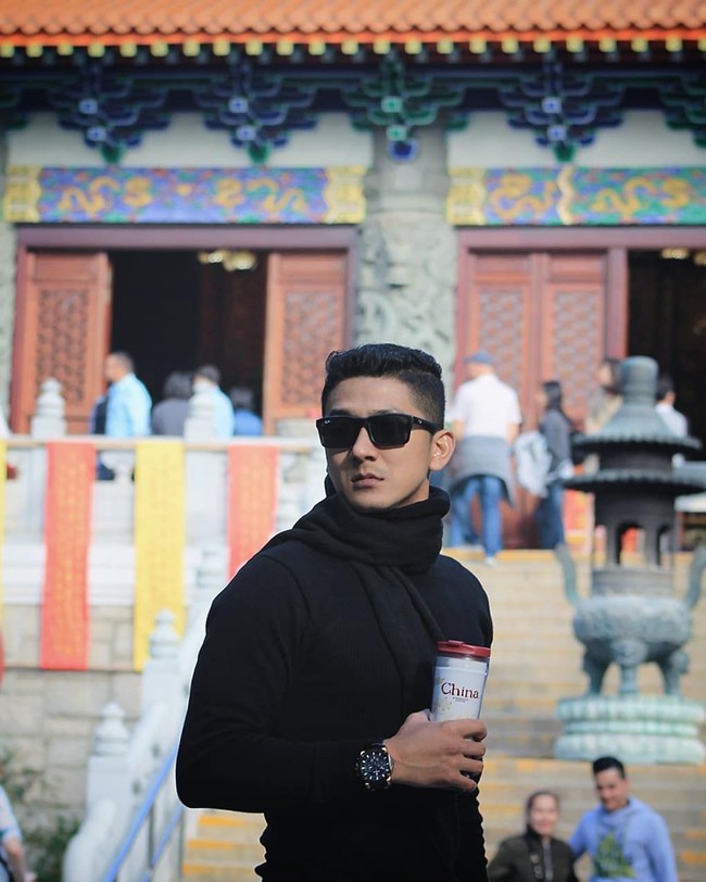 Bergaya dengan kacamata hitam dan syal warna senada ini membuat penampilan Dhuha terlihat keren. Gandeng adik bang???, komentar netizen @adjayanie di foto tersebut. Foto: Instagram