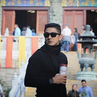 Bergaya dengan kacamata hitam dan syal warna senada ini membuat penampilan Dhuha terlihat keren. Gandeng adik bang???, komentar netizen @adjayanie di foto tersebut. Foto: Instagram