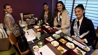 Pasar Tsukiji memang memiliki daya tarik bagi wisatawan. Bahkan Kontestan Miss Internasional mengunjungi Pasar Tsukiji pada akhir 2017 lalu dan menyempatkan makan di  restoran Sushi yang berada di area pasar. Foto: Pasar Tsukiji. (Dok. AFP)