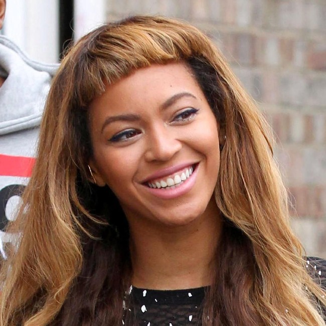 Beyonce juga pernah tampil dengan poni super pendek. Namun bagi kamu yang tipe rambutnya seperti Beyonce siap-siap catokan ya agar poni tetep on fleek tidak keriting. Foto: Dok. Getty Images