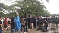 Sajak sore, penonton konser Liam Gallagher sudah antre untuk menukarkan tiket. Foto: Suasana Jelang Konser Liam Gallagher (Saras/detikHOT)