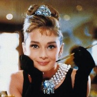 Poni bayi yang potongannya super pendek ini sebelumnya menjadi tren rambut di era 20 dan 60-an. Tren ini kemudian berulang lagi di 2018. Foto: Dok. Getty Images