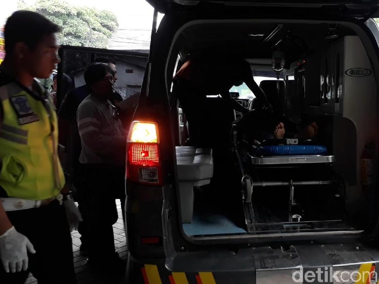 5 Santriwati Korban Pikap Terguling Dirujuk ke RSSA dan Bangil 5 Santriwati Korban Pikap Terguling Dirujuk ke RSSA dan Bangil